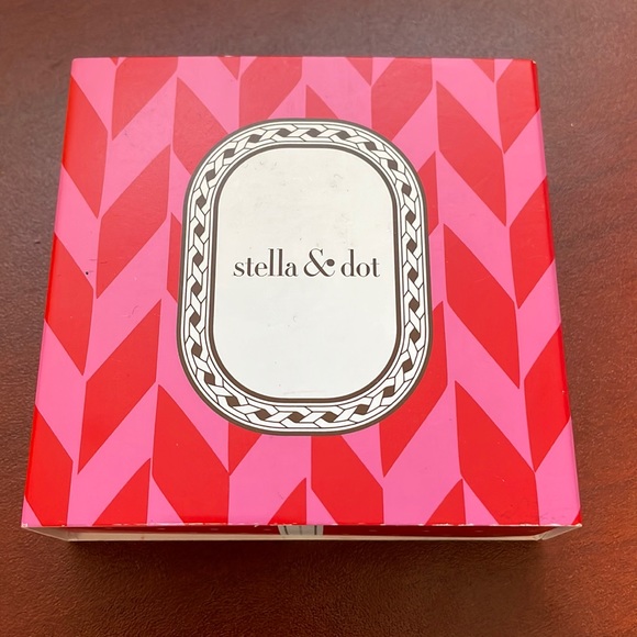 Bracelets - Picture 1 of 3